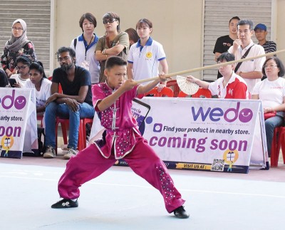 槟城小子达僧斯夺失棍术铜牌。