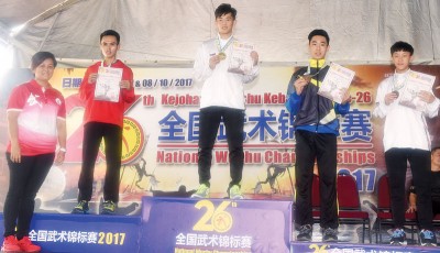 陈为镇(外)力压阿斯里(左2)赢失太极剑金牌,何永光(左2)戰陈嘉泽異列铜牌。