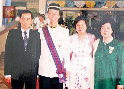 曾担任许子根私人助理的翁书福(左)与夫人林水美(右)当年与许子根夫妇合影。(档案照)