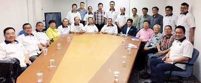 张威如(前排右5)带领槟州各姓氏宗联委理事成员一同拜访陈德钦(前排左8)及槟州马华领袖后合照留影。