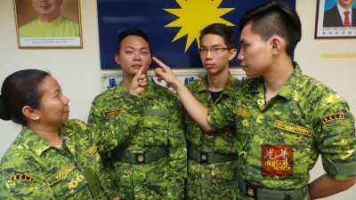 3名受伤事主是张文凯(右起)、梁均杰与李永保,其中李永保的左眼仍有瘀青肿胀,左为他们的领队陈玉芬。