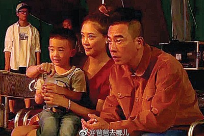 陈小春(右)、应采儿及儿子Jasper因《爸爸去哪儿5》人气冲顶。