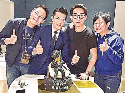丁子高(左)、小美(右)为城城庆生。
