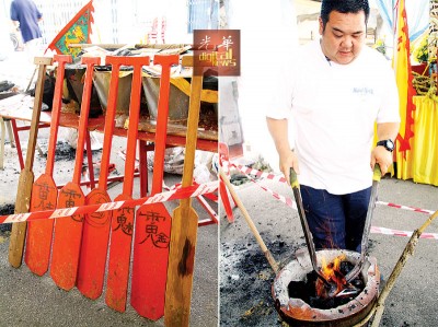 (左)坛前摆放的7开木船桨,用由义工们之所以来接取“火球”,防止“火球”滚出表演区。(右)王振宋著用火炭炉烧炼的“火球”。