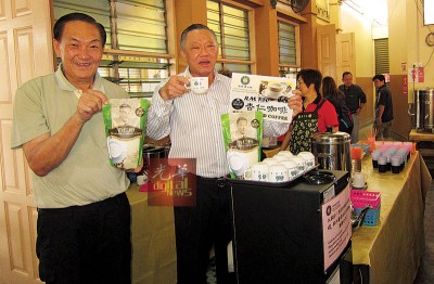 马兴松(右)以及马兴华哥俩为马广济杏仁产品由广告,盼望大家多支持,连捐助公益。