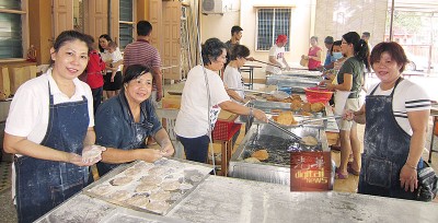 “俱煎饼”欲以许多人力协助工作,左2也陈美卿。