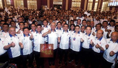 纳吉(前排左4)与出席者合照时,竖起拇指赞好。左2起是林家全、方天兴、廖中莱及王琮钦等。