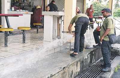工作人员暂时封锁水喉,以免水源白白流失。
