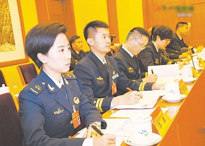 解放军代表团分组讨论习近平的政治报告。