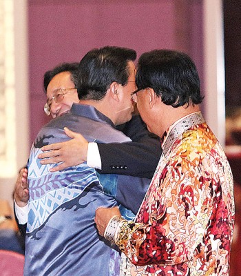 即将与大马好友离别,廖中莱也向黄惠康送上友情的拥抱。右为方天兴。