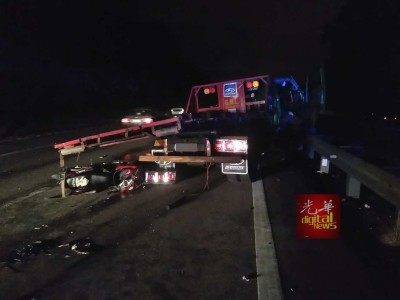 汽车运输车为闪避路上的障碍物,导致车上的跑车掉落引发连环车祸,其中也包括一辆摩托车。
