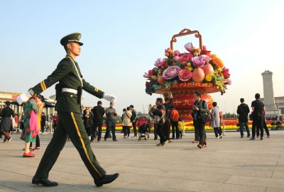 为迎接十九大,北京按照节俭务实的原则,仅在重要地点如天安门广场摆放花坛。
