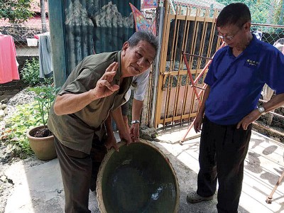 74岁稻农詹青山(左)日前指在姆拉河发现中国清朝时代古物，需考古学家作出判断是“大粥锅”，还是“大花盆”。
