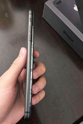 加拿大iPhone 8 plus用户也发现电池膨胀。
