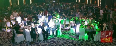 现场约有1000人同欢共庆啤酒节,举杯畅饮。