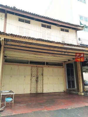 事发咖啡店大门深锁。