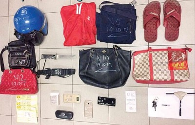 警方起获不少证物,包括手提袋、31厘米长的刀、典当单、手机、墨镜、充电器等。