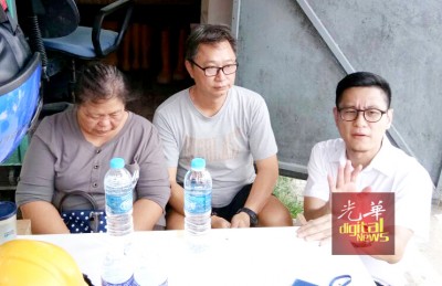 再里尔(右)问候一名被埋华裔家屬。