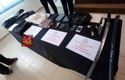 警方展示在嫌犯住家起获的贼赃和干案用具。