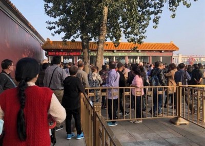 进入天安门前的安检最为严格,安检门附近挤满排队人潮。