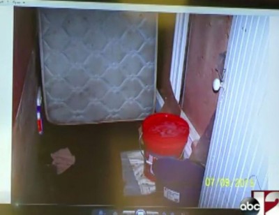 衣柜面积只有4尺乘8尺。