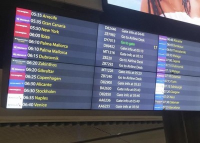 吉域机场要求君主航空的乘客,前往航空公司柜位查询。