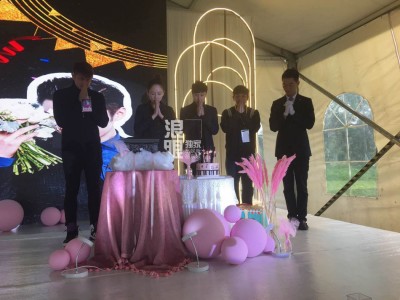 陈乔恩(左二)出席乔任梁的追思会。