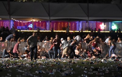 拉斯维加斯一赌场外的音乐节惊爆枪击，民众慌忙逃走。（法新社照片）