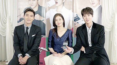 崔始源(左起)与姜素拉、孔明为主演韩剧《卞赫的爱情》宣传。