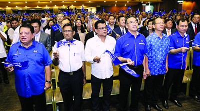 国阵各成员党领袖都出席马华代表大会开幕礼,体现国阵团结精神。左起为东姑安南、苏巴玛廉、卡维斯、希山慕丁、马迪乌斯奥及谢顺海。