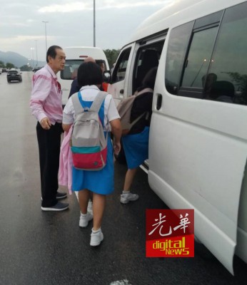 董家教成员赴灾区载送学生赴考。