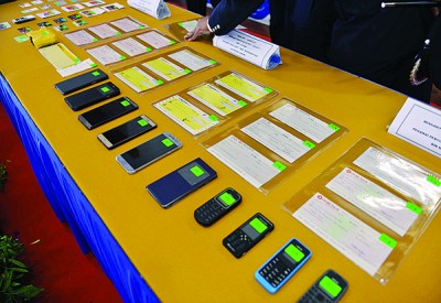 警方展示在嫌犯住家所起获的贼赃。