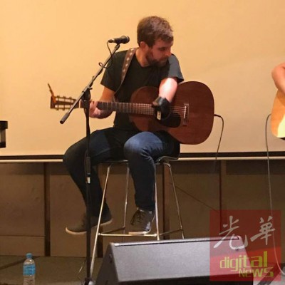 东尼·梅莫尔自制吉他弹片,因为暴力胶布把弹片黏在胳膊前缘上弹吉他。