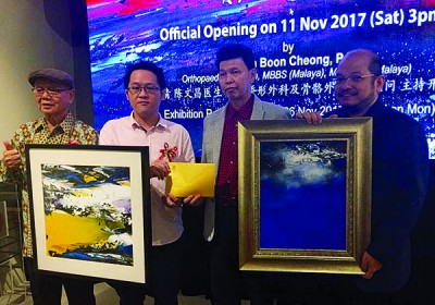 黄振景(右2)在移交两幅义卖画作给戴毓赋(左)及李凯(右)后也移交善款给颜健品(左2)。