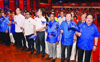国阵成员党的代表出席民政党代表大会。右起为东姑安南、黄家泉及苏巴玛廉等等。