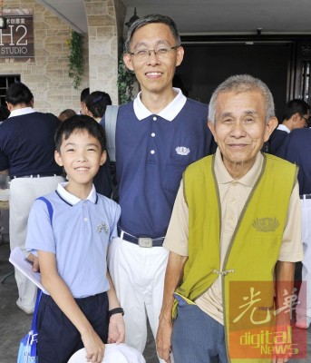 三代同堂齐心协力帮忙赈灾:爷爷纪永丰(左)、爸爸纪家展(中)及孙子纪智承。
