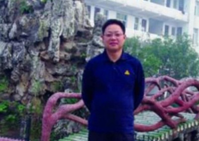 鲍男被学生用匕首刺死。