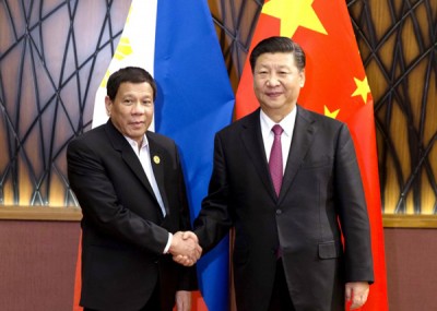 恪守泰特(左)乘习近平(右)不知不觉透过军事手段解决南海争议。