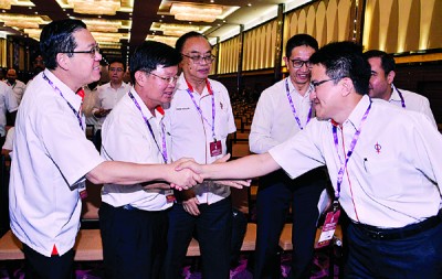 行动党重选成绩出炉后,林冠英(左)与刘镇东相互道贺。