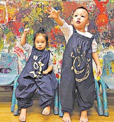 Dalton(右)在台北与关颖女儿CC一起上画画课,模样可爱。