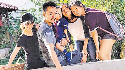 徐若瑄(左起)和李云峰育有儿子Dalton,对继女Clara、Elisha视如己出。