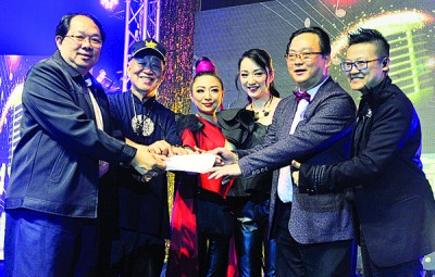 方万春(右2)移交赈灾基金予梁伟宏(左1),左2起为张平福、郭燕燕及郭雯雯,邓茗蘴(右1)见证。