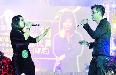 张优美(左)与林清泉(右)合唱《仁与孝》歌曲,以高分胜出,击败其他5名参赛者。