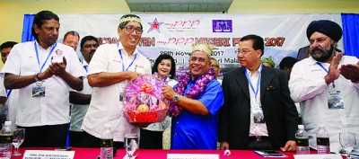 王志坚(左2)赠送鲜果篮予州务大臣代表沙拉尼(左3)。左起为贞德然、李升以及哈德星。