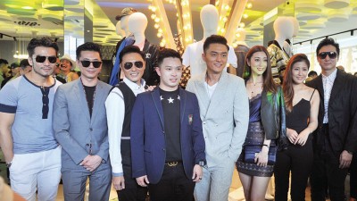 杨明多各圈中好友,特别前来站台恭贺。