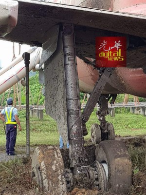 飞机在降落时滑出跑道，复因飞机轮卡在草地上而停下。