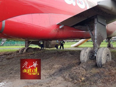 飞机在降落时滑出跑道，复因飞机轮卡在草地上而停下。