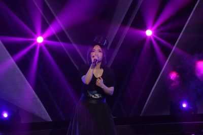 徐佳莹以演唱会同名曲《是日救星》作为开场曲,为首次大马演唱会揭开完美的序幕。