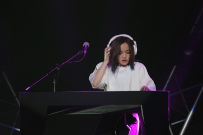 徐佳莹在演唱会上不仅化身DJ操控着唱盘,还大秀舞技,跳脱大家对于她“创作型歌手”的印象。