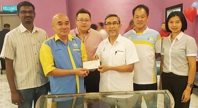 杨贞峇移交5000令吉支票给拉昔,库玛勒森、杨国成、刘国和及颜艾菱陪同。